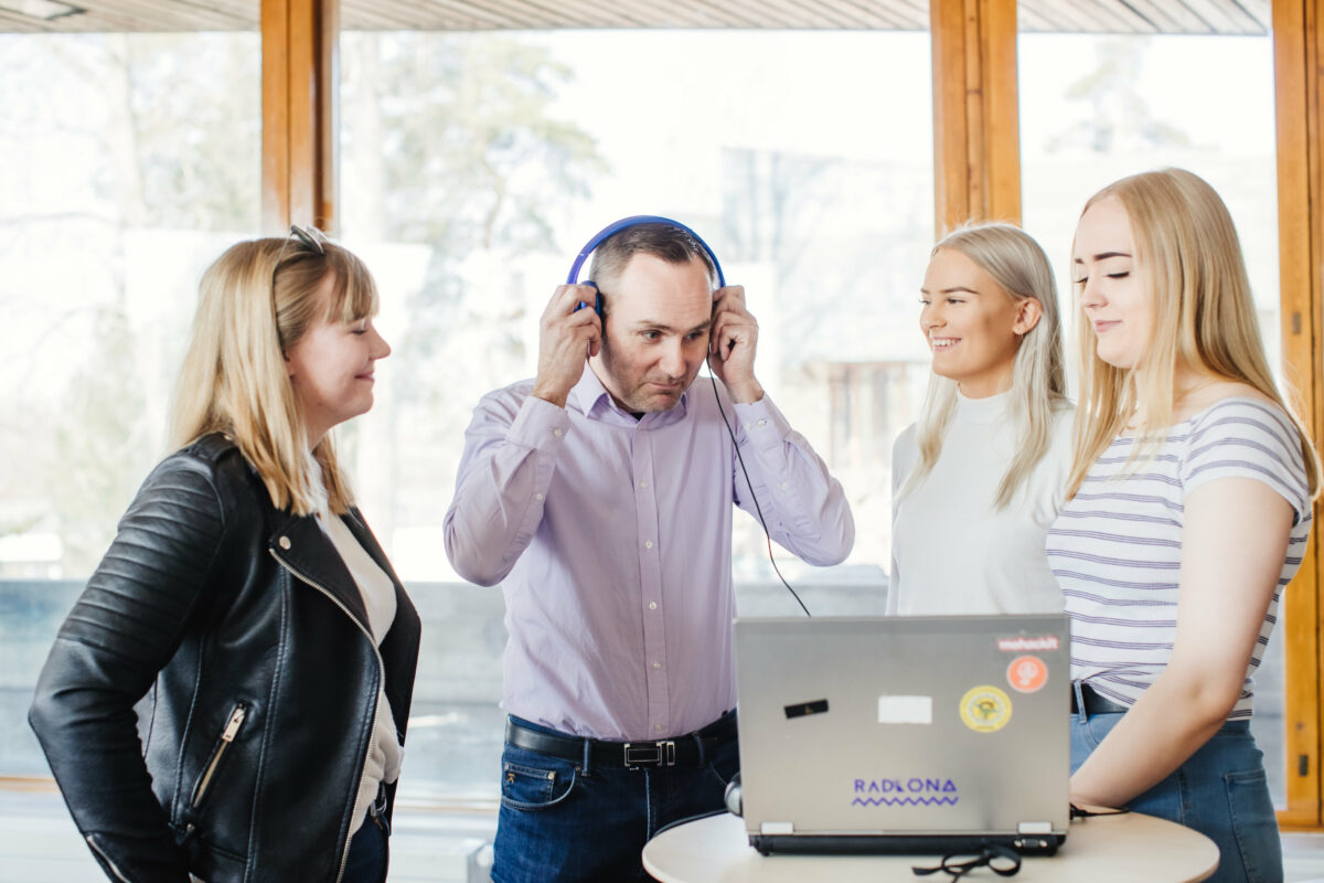 How to learn programming while teaching it