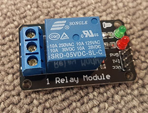 Arduinon kanssa yhteensopiva relekortti, jossa on varsinaisen releen (sininen loota) lisäksi tarvittava elektroniikka ja muut osat, jotta kytkeminen Arduinoon helppoa.